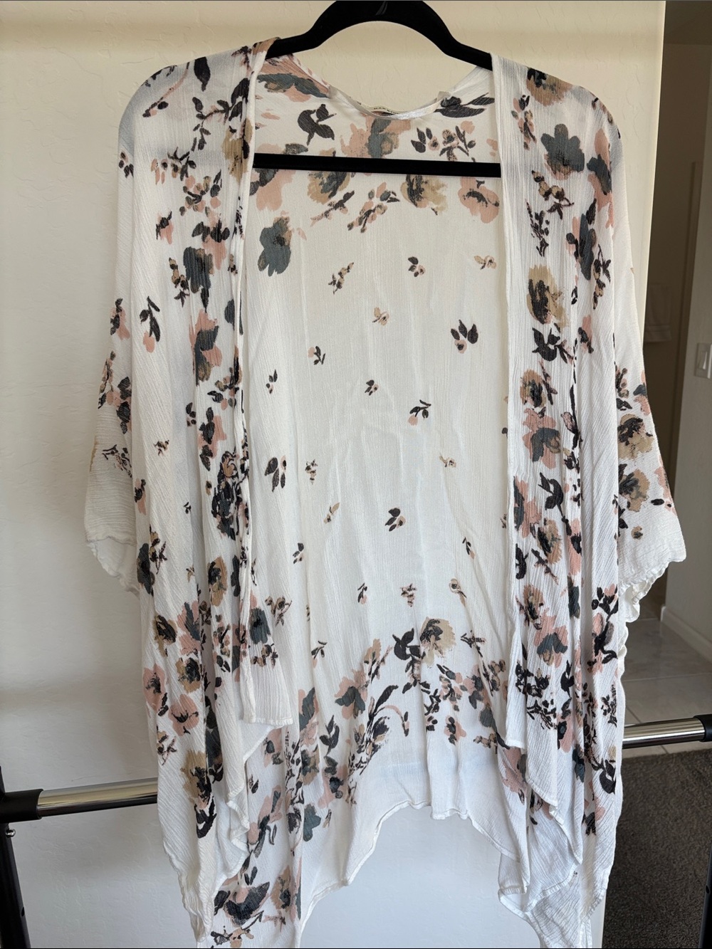 Max Studio White Floral Open-Front Kimono with Pink and Gray Blooms